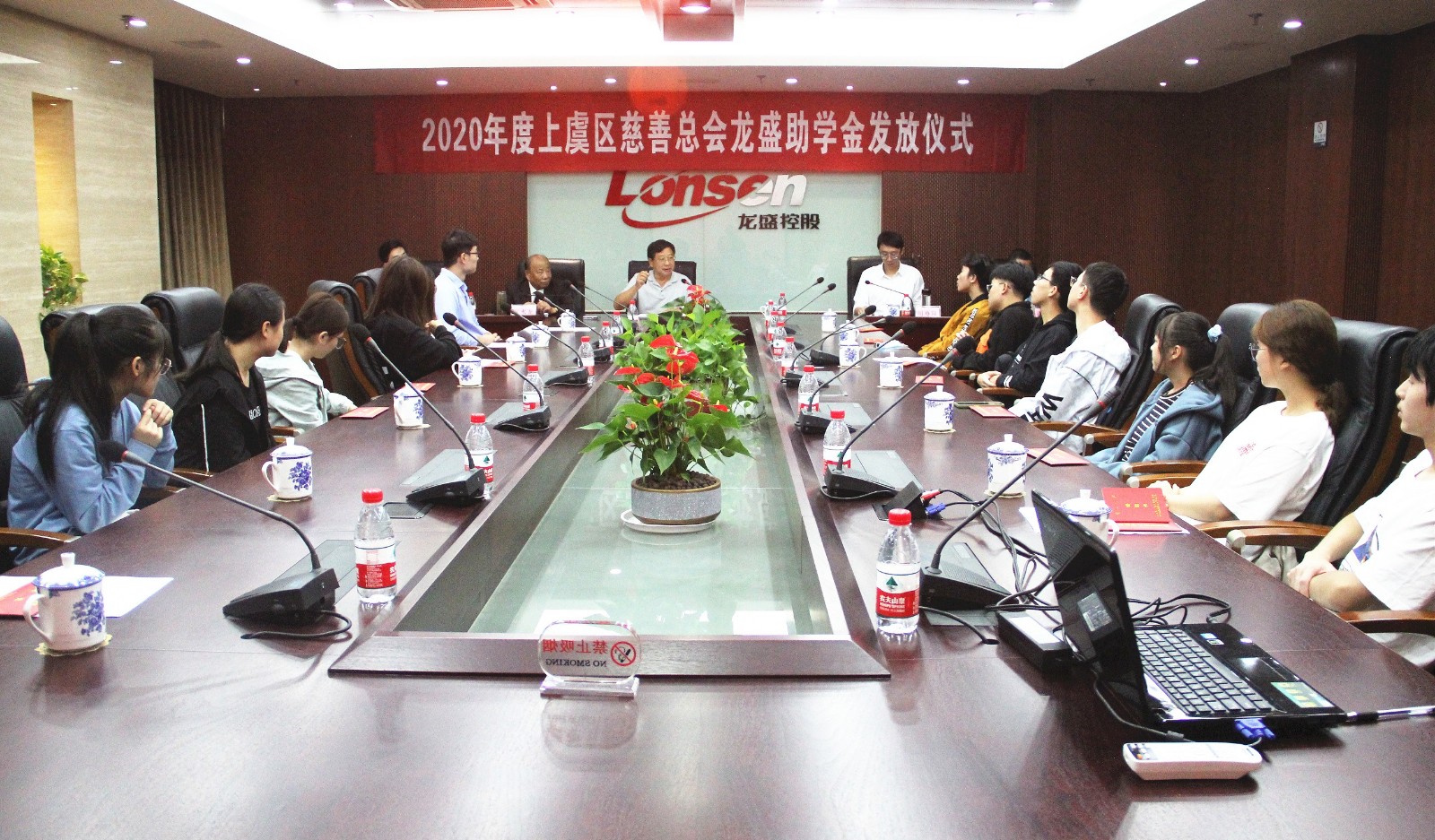1600937720937319wuzd.jpg 2020助学金发放现场小.jpg