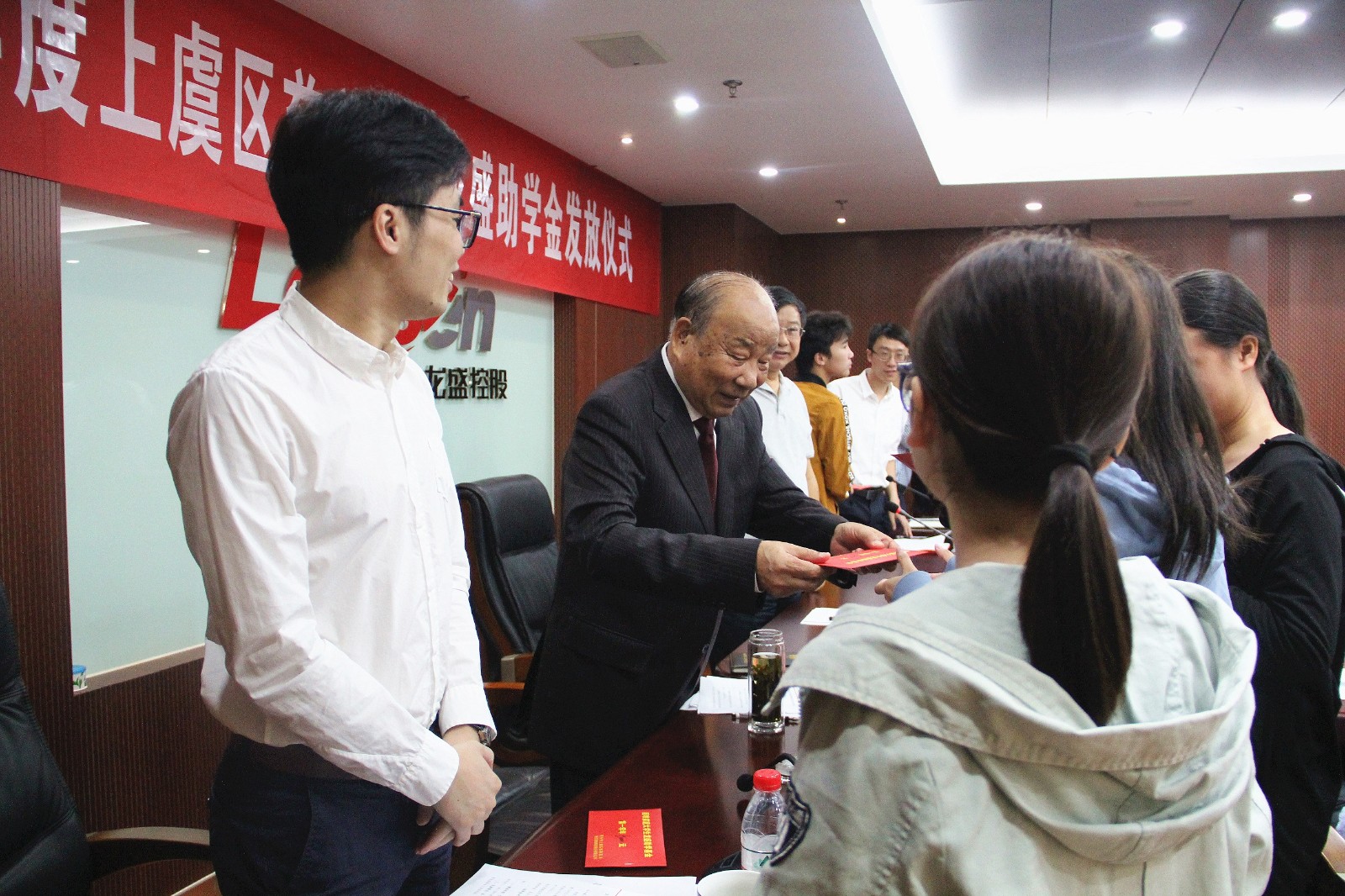 1600937791349132FlW2.jpg 阮水龙发助学金.jpg