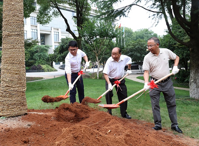 1675991222985527DpJ7.jpg 爱游戏aiyouxi五十华诞 创始人三代共植橡树.JPG