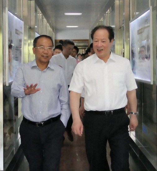 阮伟祥董事长陪同彭佳学参观爱游戏aiyouxi科技楼 - 副本.JPG